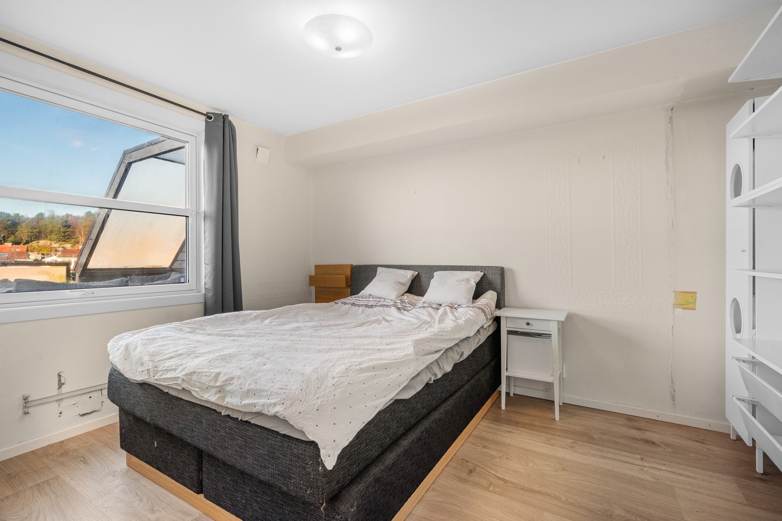 Soverom av god størrelse. God plass til dobbeltseng og garderobeløsning. Galleribilde