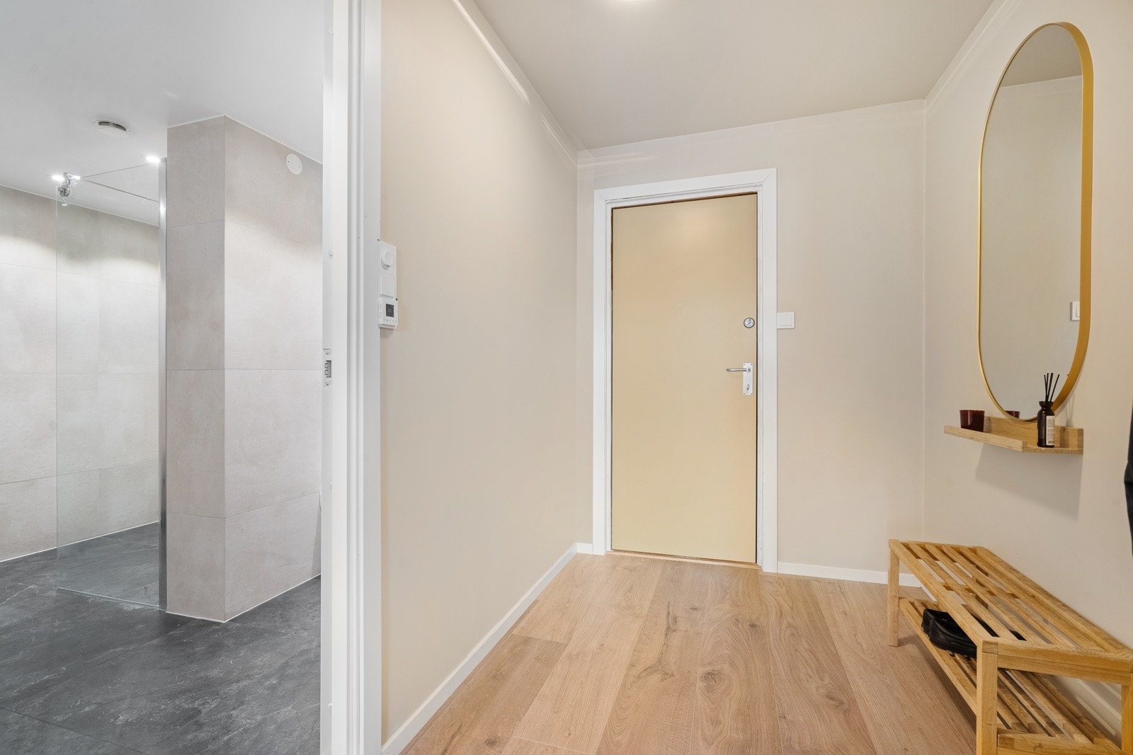 Det ble lagt ny, pen laminat i leiligheten i 2023. Galleribilde