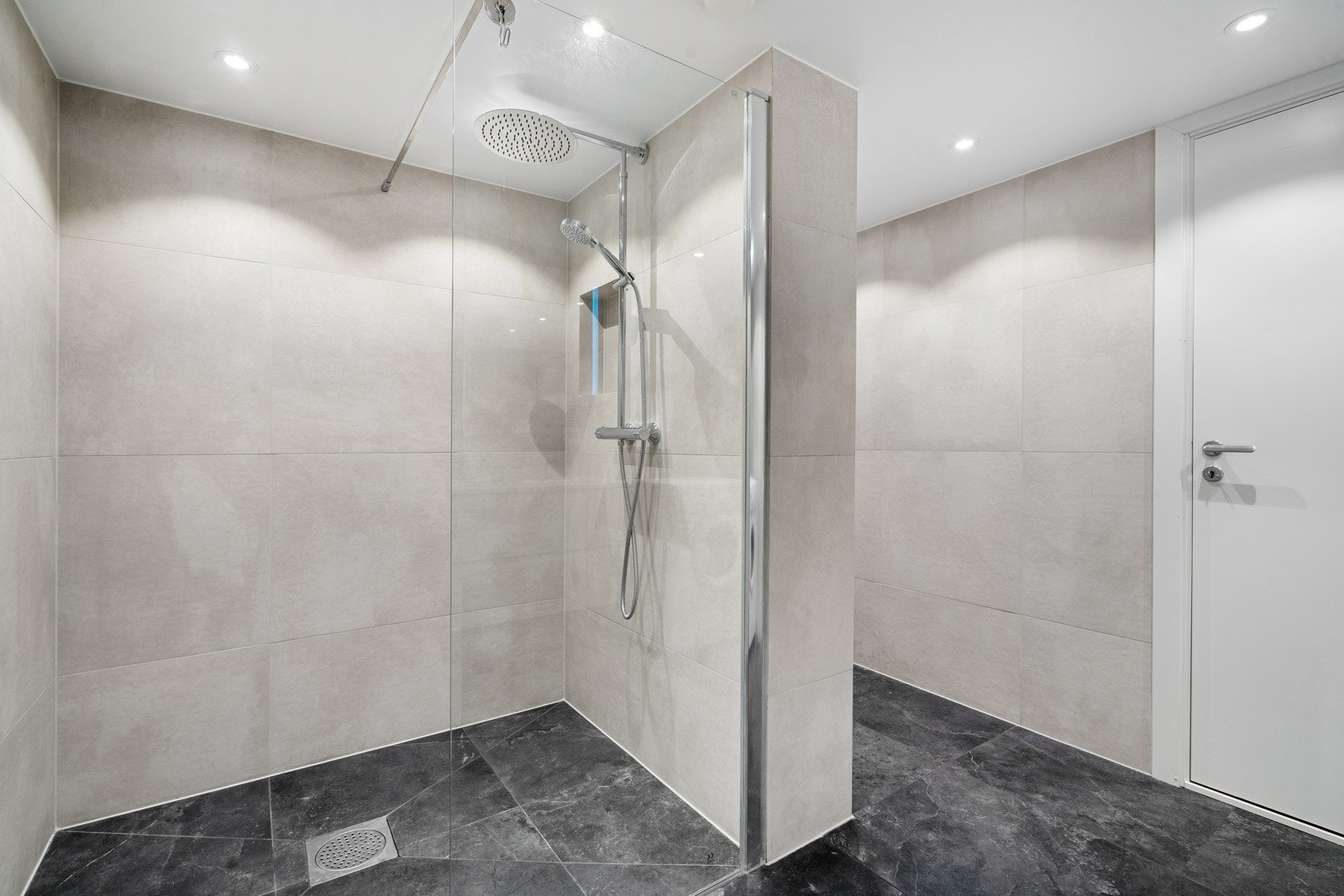 Svært lekkert og innbydende baderom, oppgradert i 2024. Sjekk dusjsonen med regndusj! Galleribilde