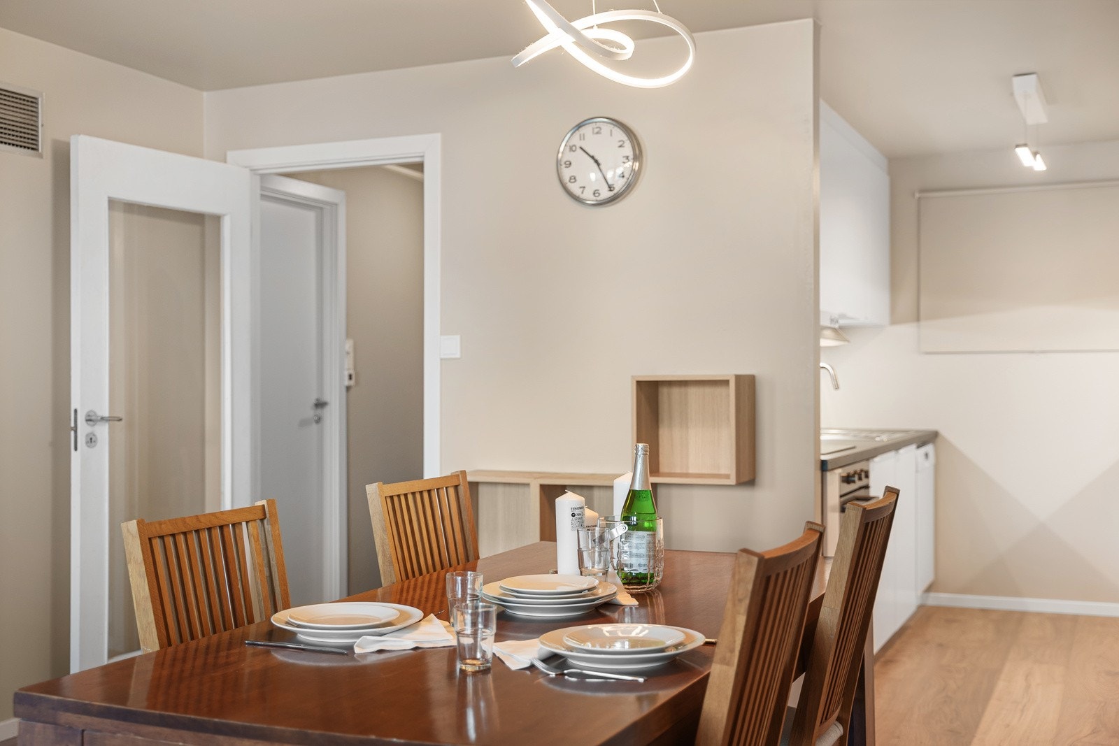 Stuen kan enkelt innredes i ulike soner, god plass til spisegruppe. Galleribilde