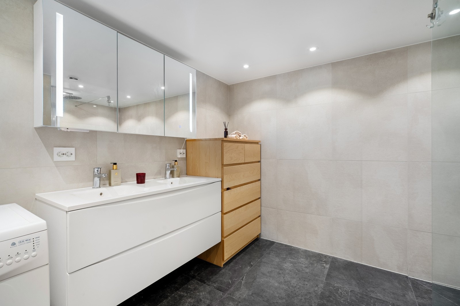 Vegghengt servantinnredning og speilskap med god oppbevaringsplass. Opplegg for vaskemaskin/tørketrommel. Galleribilde