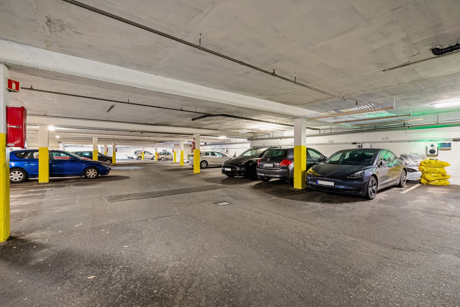 Parkering i lukket anlegg med el-bil lader. Garasjeplass nr. 19. Galleribilde