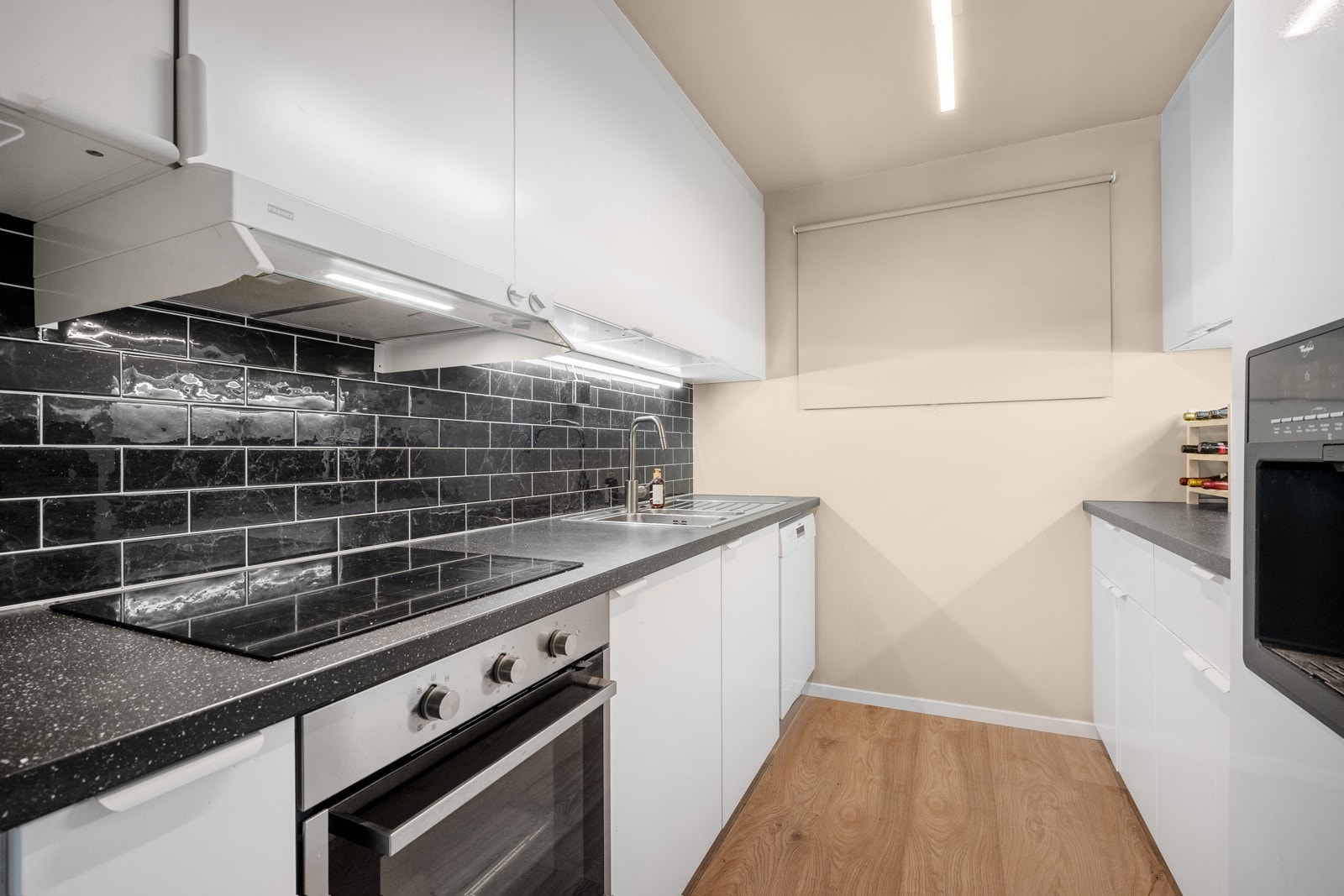 Kjøkkenet kan skilte med god skap- og benkeplass. Integrert stekeovn, platetopp, oppvaskmaskin og frittstående kjøleskap med fryser. Galleribilde