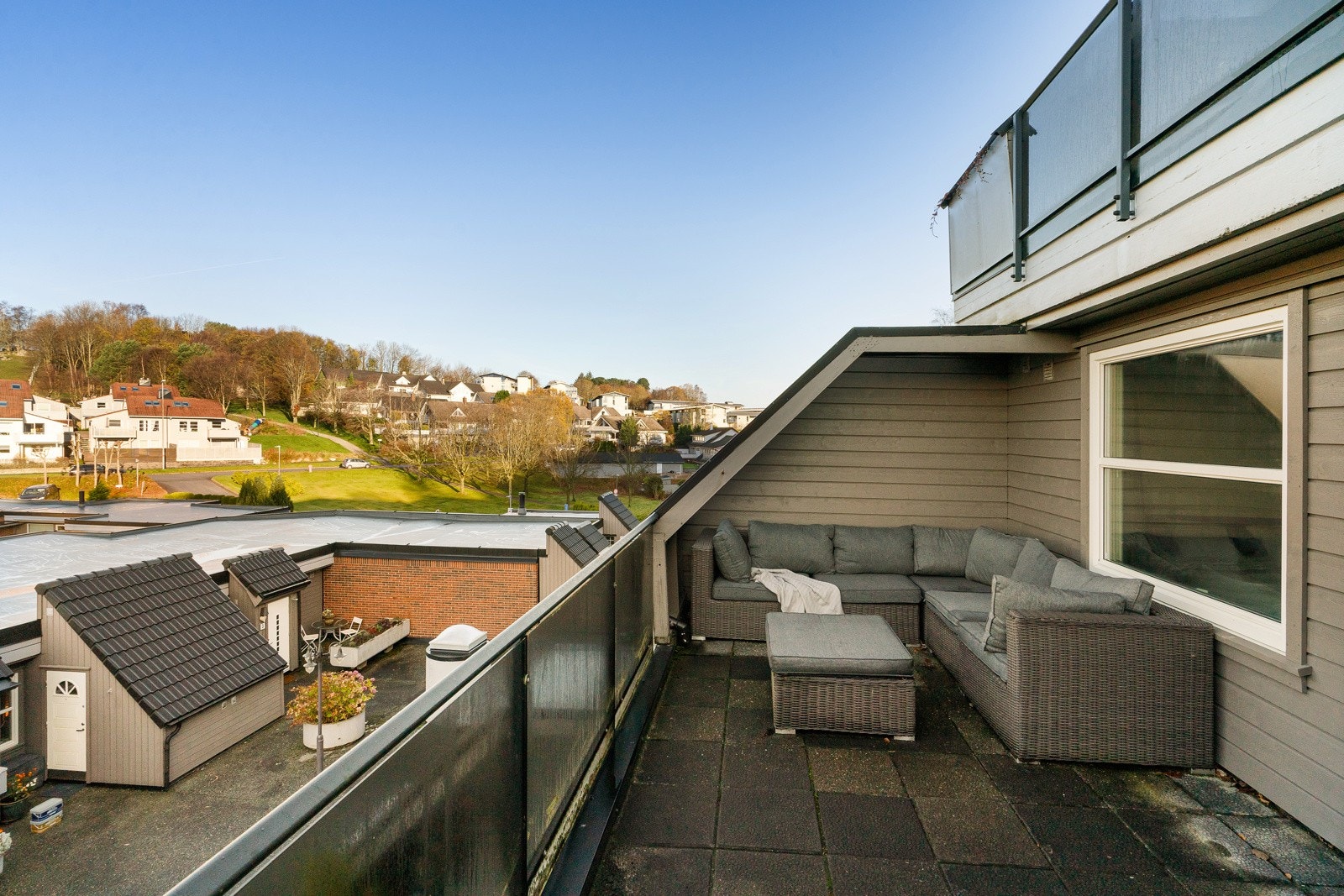 Leiligheten befinner seg i blokkens 3.etg og ligger solvendt til med kveldssol på balkongen. Galleribilde