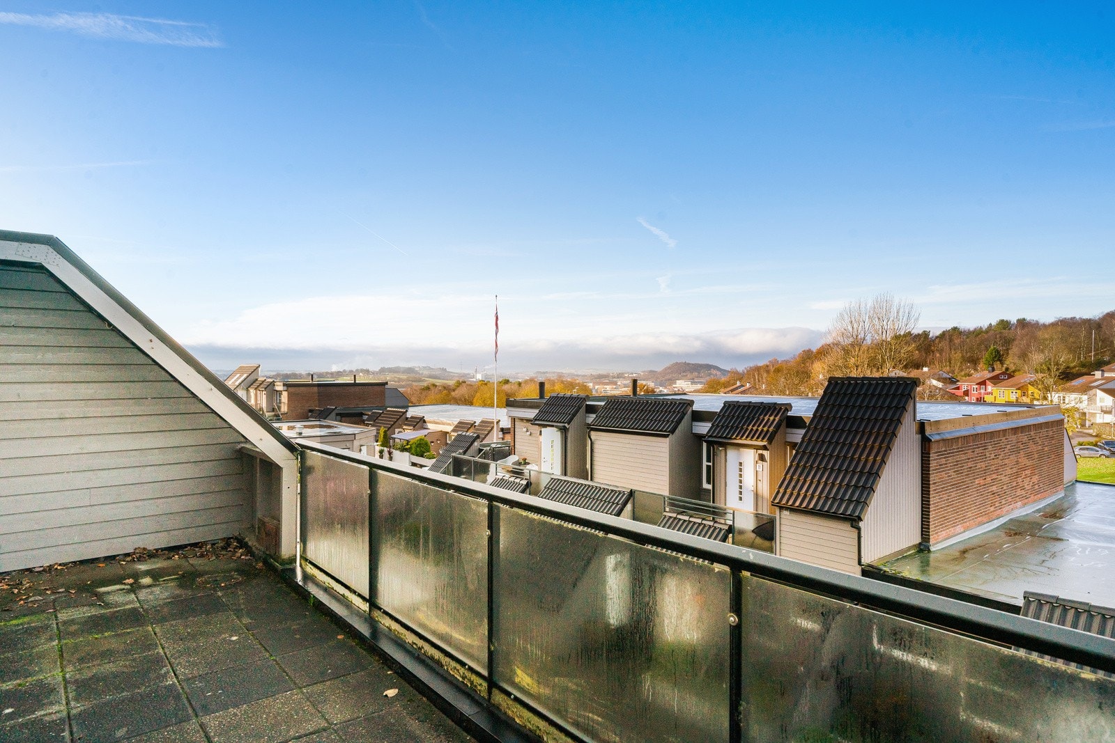 Balkongen måler 20 kvm og kan skilte med gode solforhold og utsikt. Galleribilde