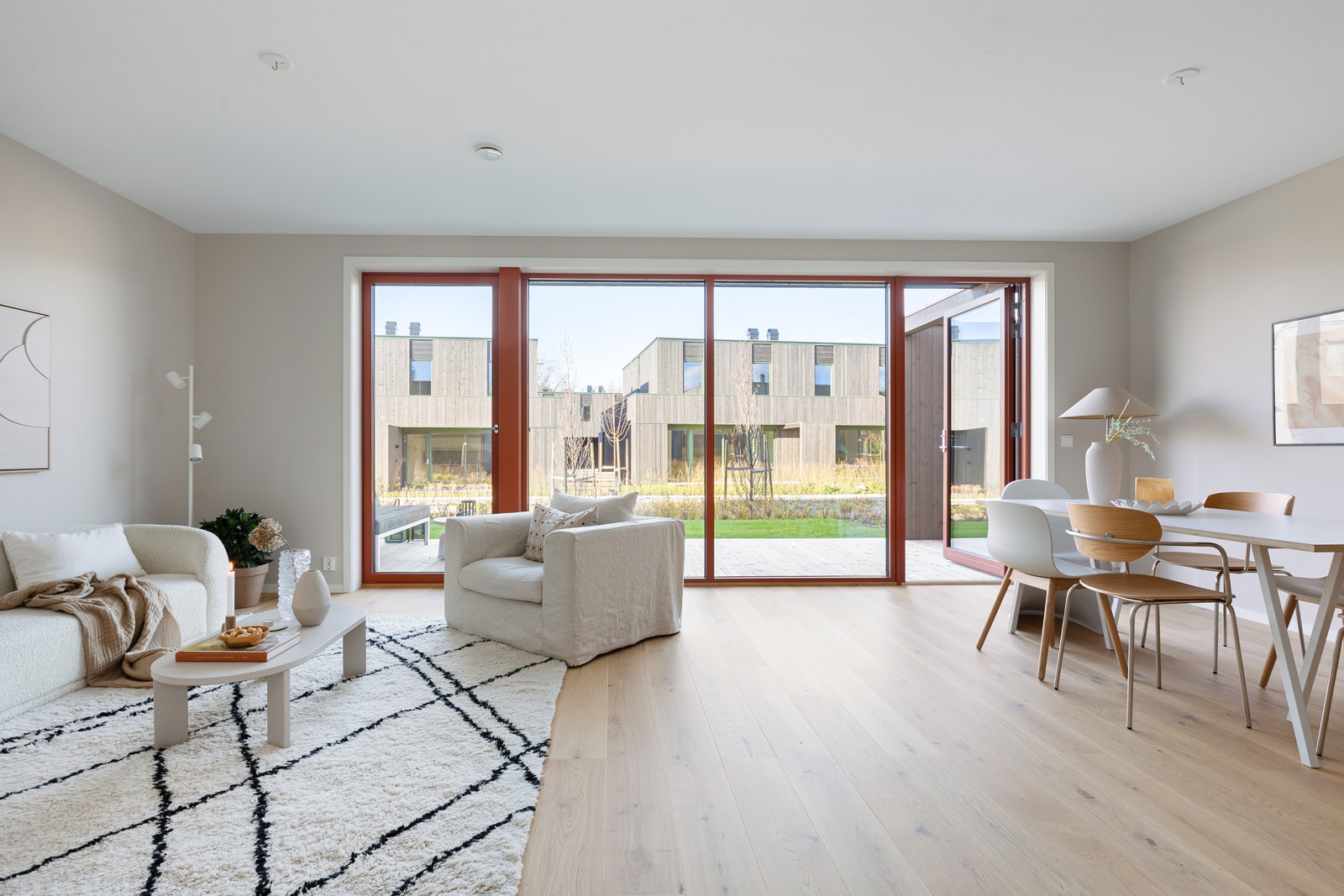 Lys og luftig stue med store vindusflater og utgang til hage og terrasse Galleribilde