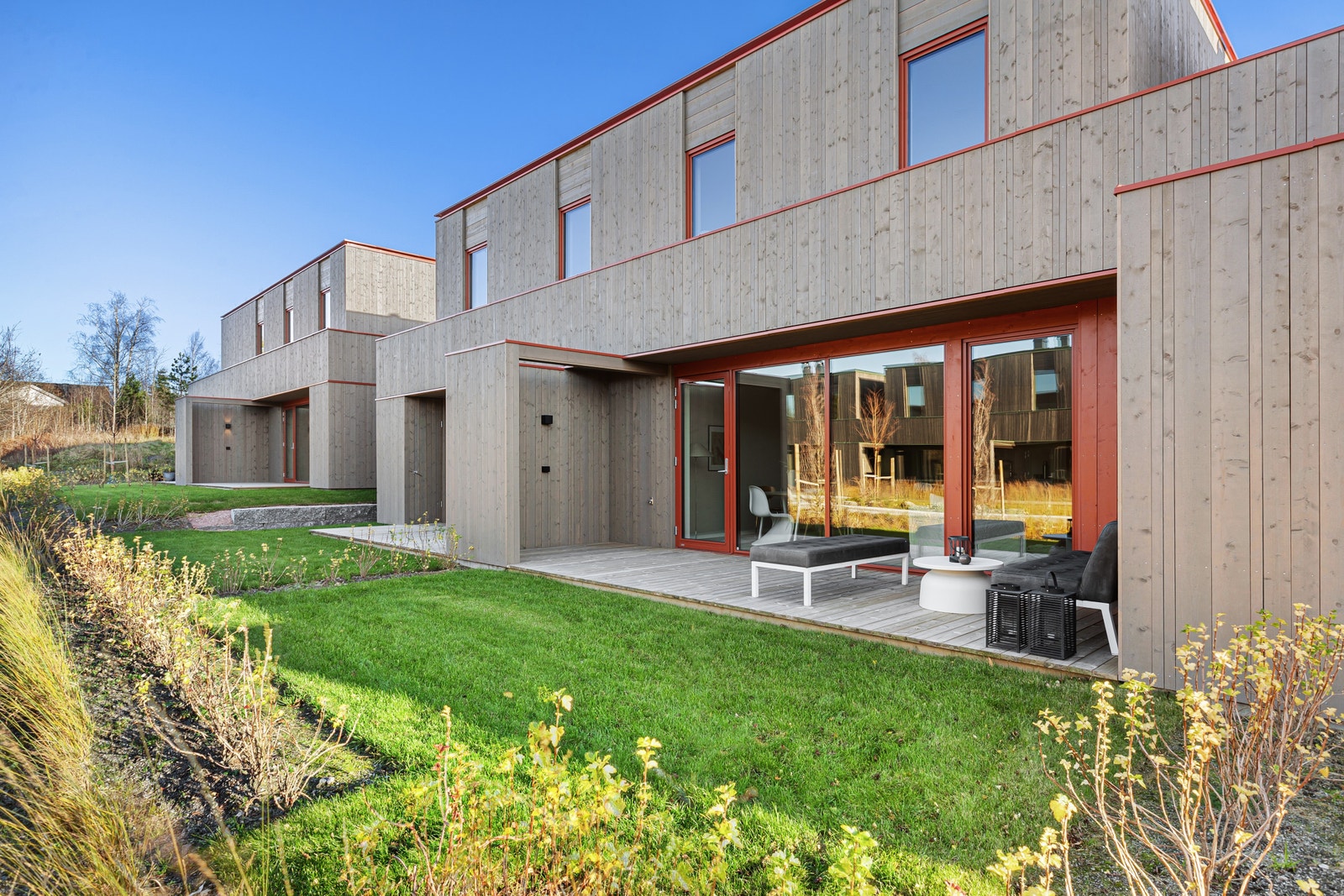 Velkommen til et herlig rekkehus med svært solrike terrasser og hage Galleribilde