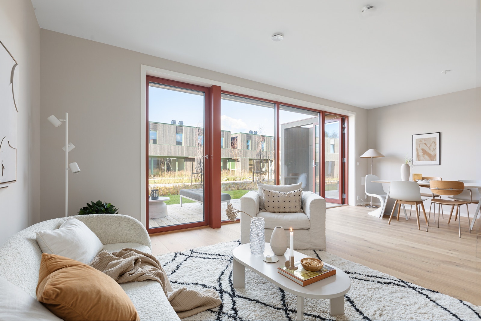 God plass til både spisestue og sofagruppe Galleribilde