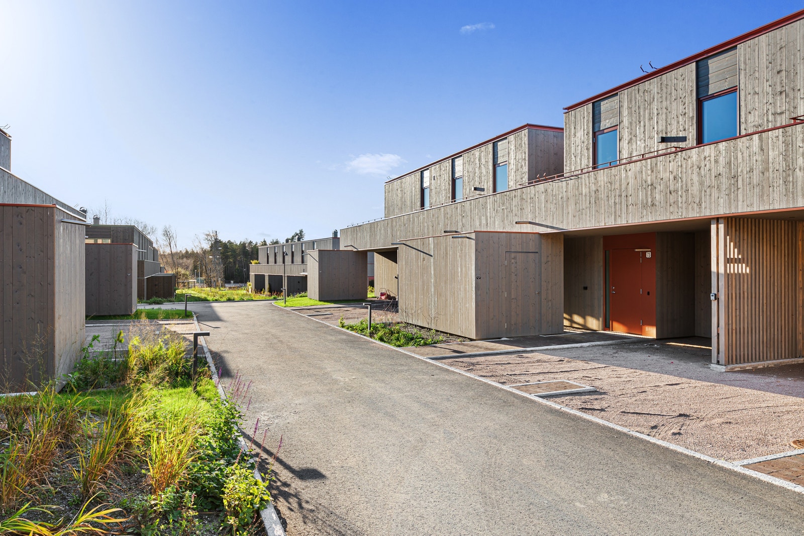 Parkeringsplass i stor utvendig bod, rett utenfor inngangsdøren Galleribilde