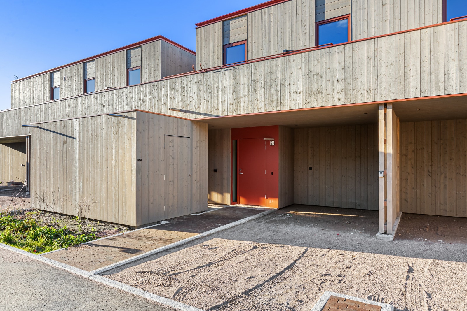 Parkeringsplass i stor utvendig bod, rett utenfor inngangsdøren Galleribilde