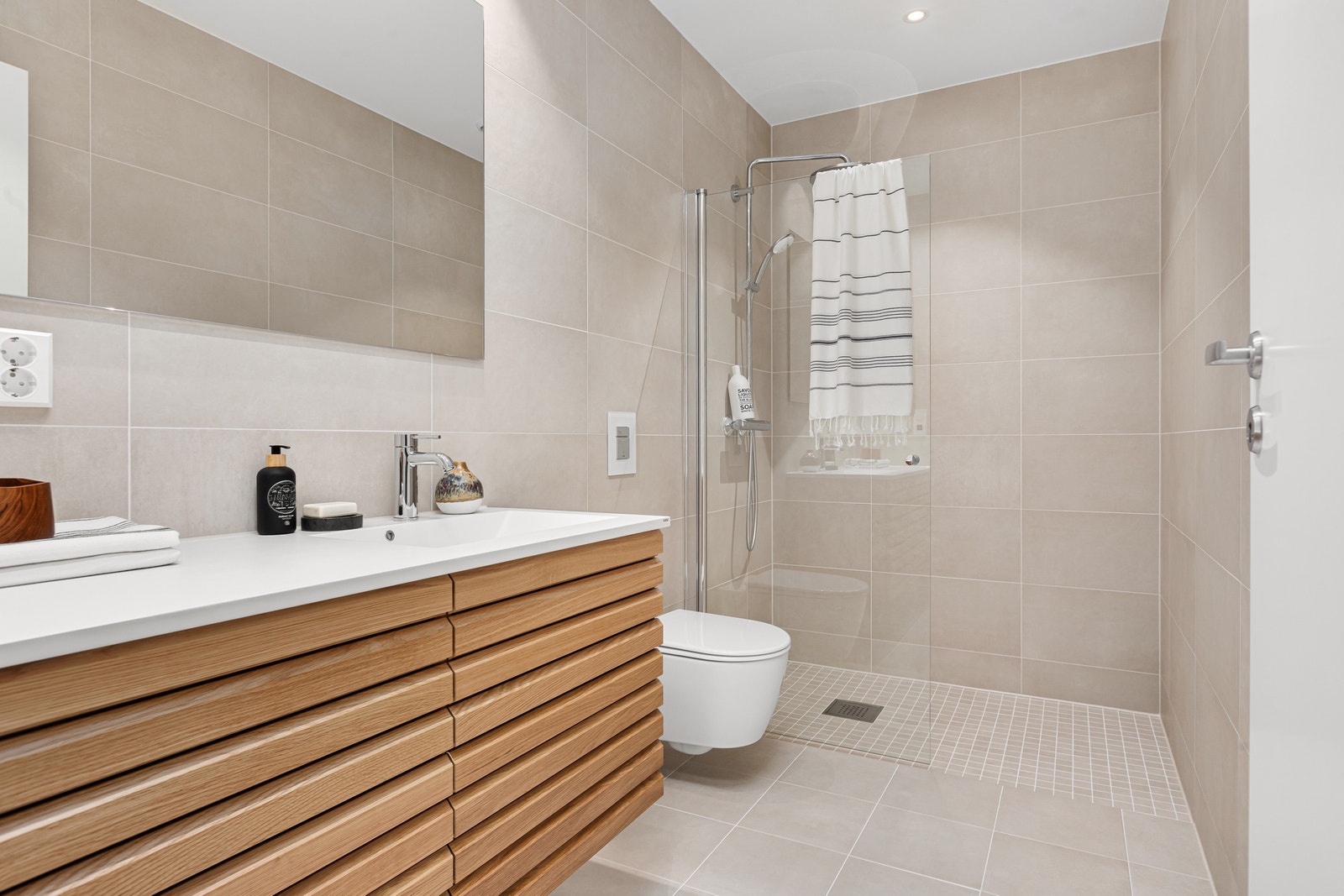 Lyst og pent baderom i med innredning fra HTH Galleribilde