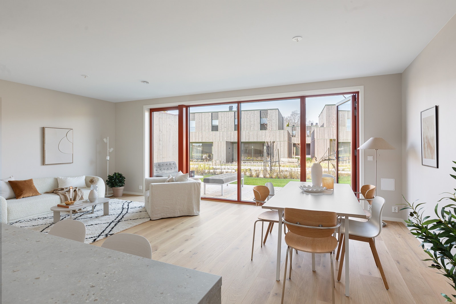 Lys og luftig stue med store vindusflater Galleribilde