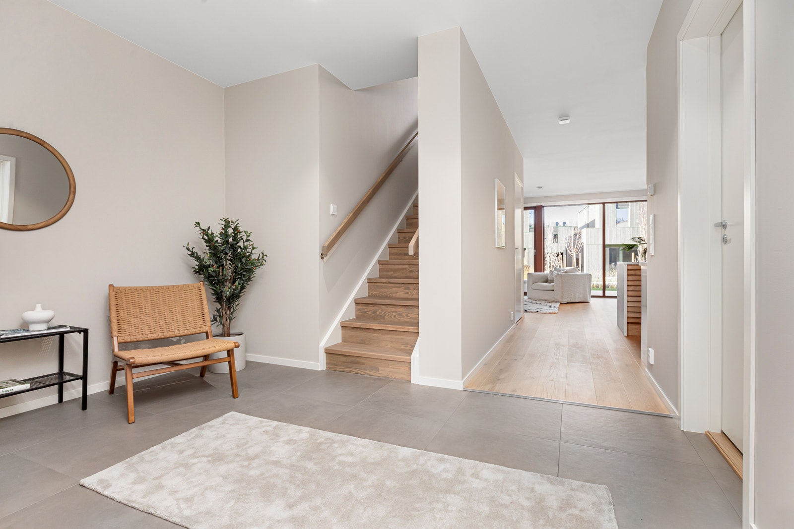 Romslig entré, med god plass til skyvedørsgarderobe eller lignende Galleribilde