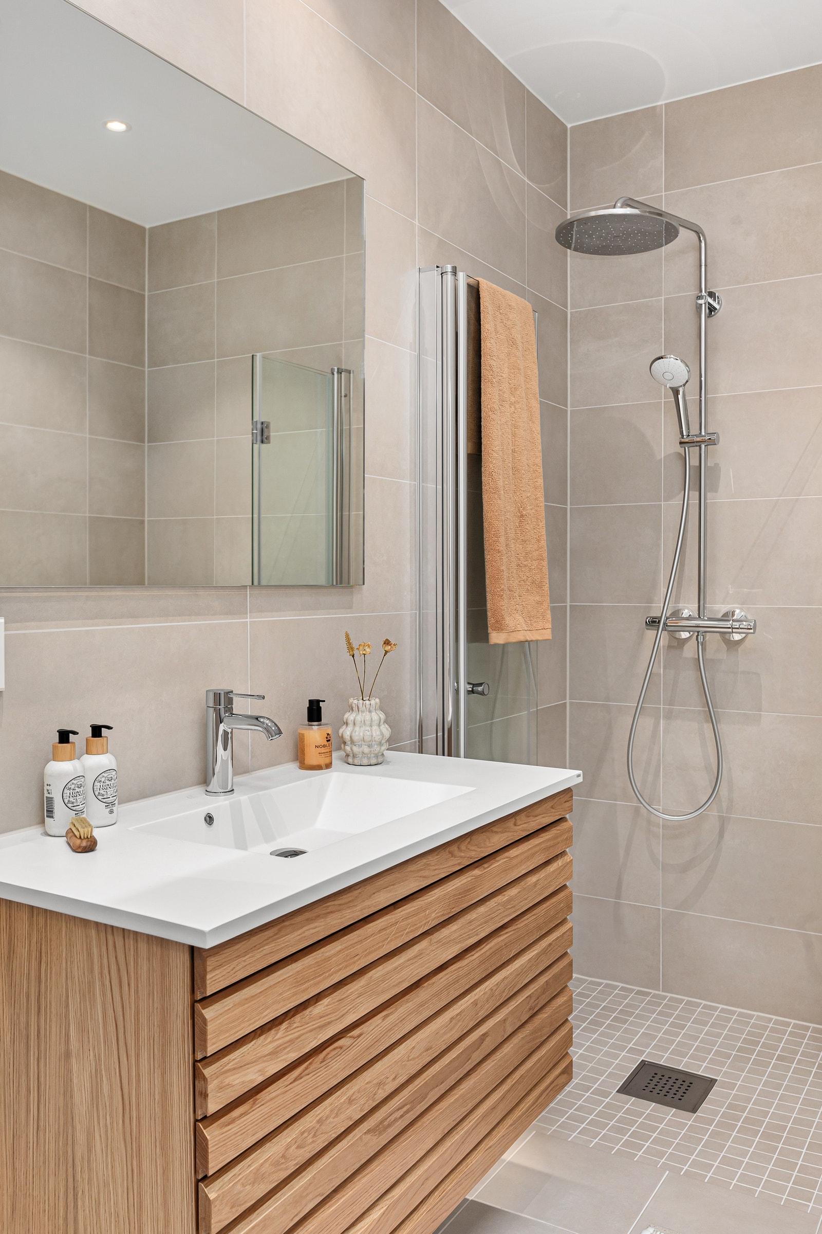 Lyst og pent baderom med innredning fra HTH Galleribilde