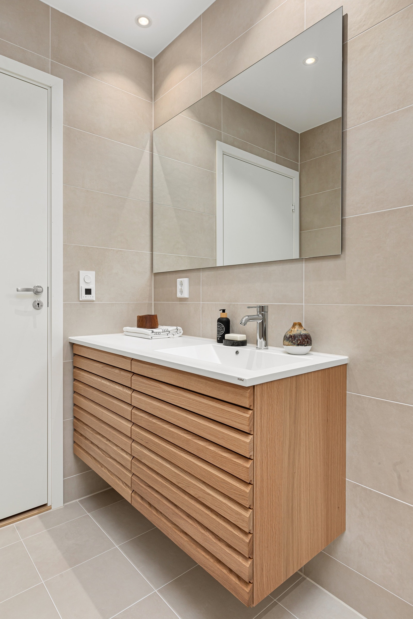 Lyst og pent baderom med innredning fra HTH Galleribilde