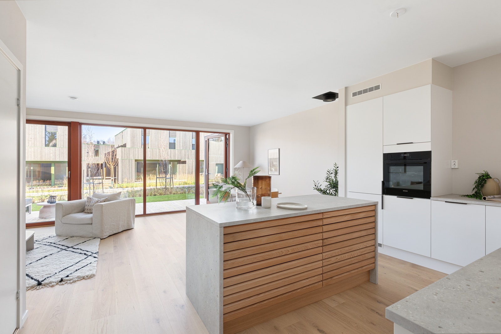 Lyst og delikat kjøkken fra HTH med integrerte hvitevarer fra Miele Galleribilde