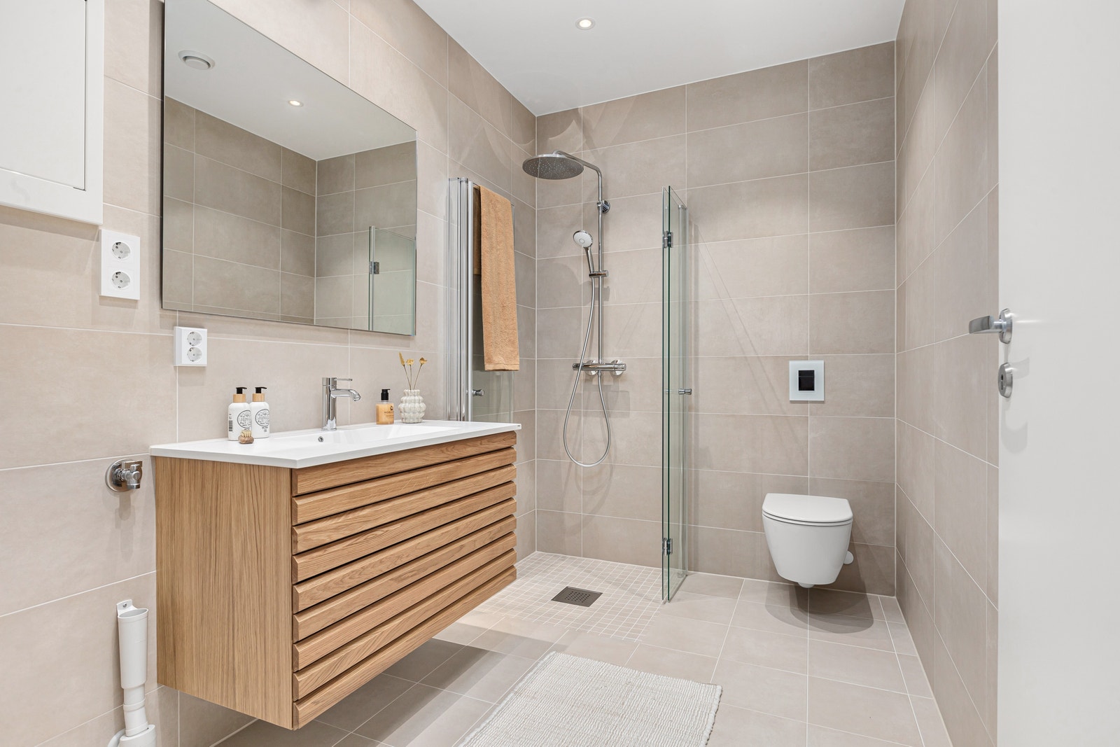 Lyst og pent baderom med innredning fra HTH Galleribilde