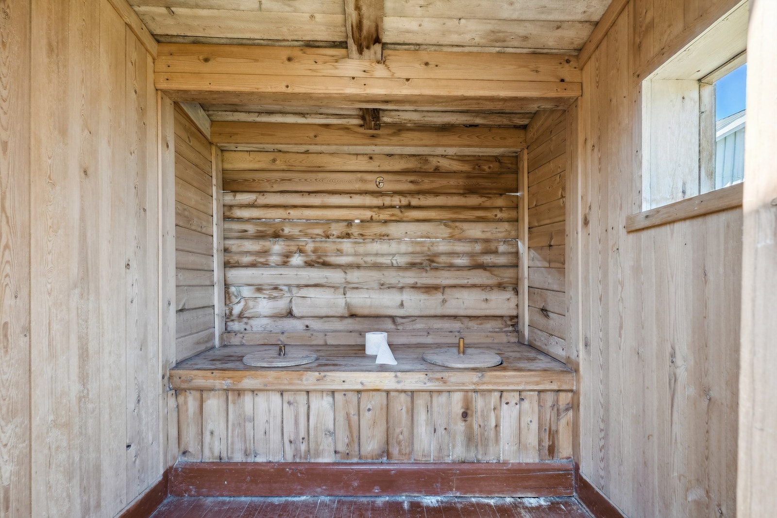 Utedo i uthuset. Galleribilde