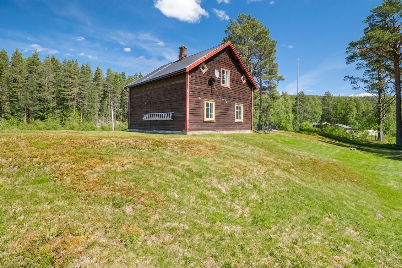 Boligen ligger mellom jernbanen og Glomma i ei lita grend som i dag kun består av fritidseiendommer uten fastboende. Galleribilde