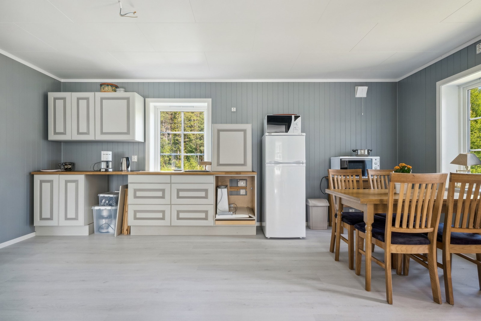 Stort kjøkken med god plass til spisebord. Galleribilde