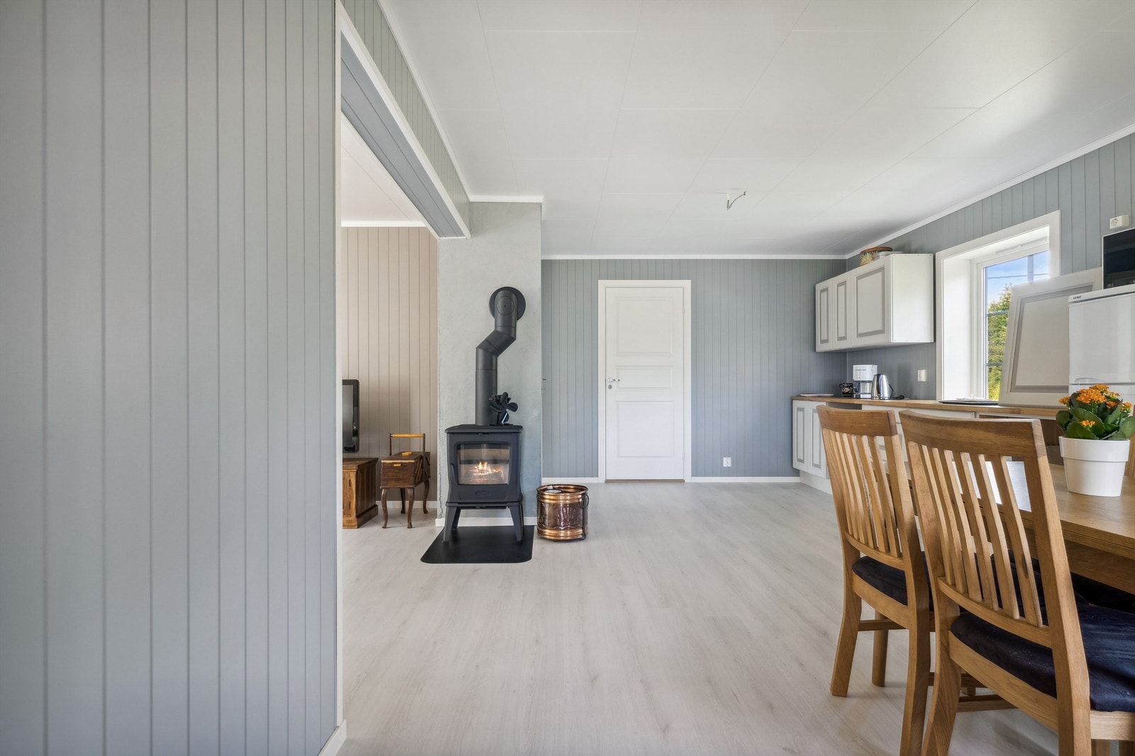 En god peisovn er plassert mellom stue og kjøkken. Galleribilde