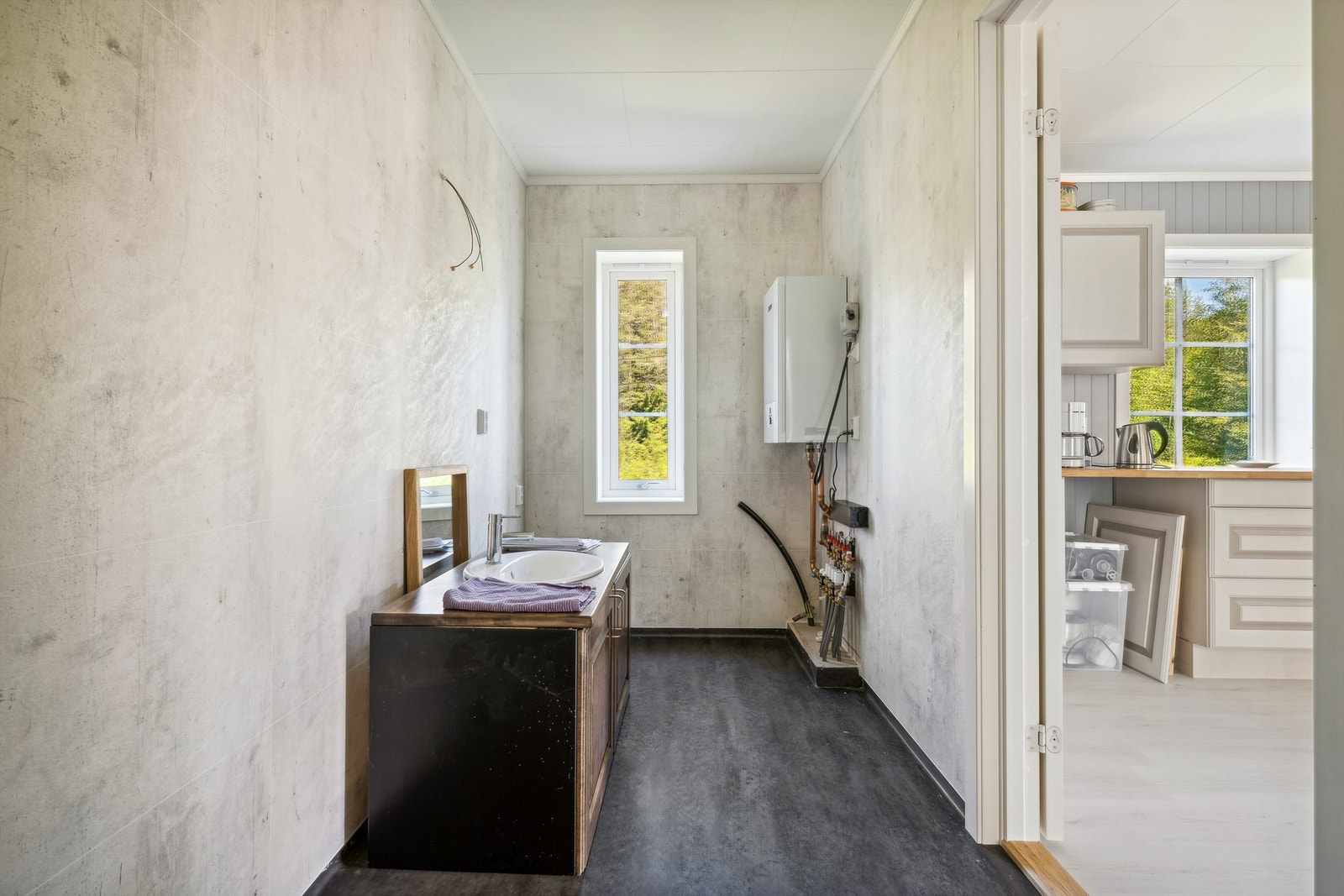 Bad med vinylbelegg m/vannbåren varme i gulv, våtromsplater på vegger og takess i himling. Badet er ikke ferdig innredet. Galleribilde