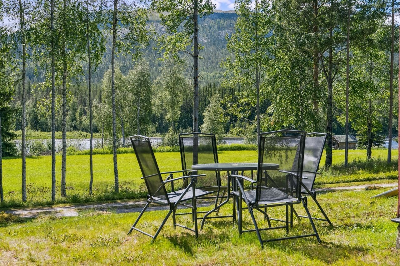 Idyllisk uteplass med utsikt mot Glomma. Galleribilde