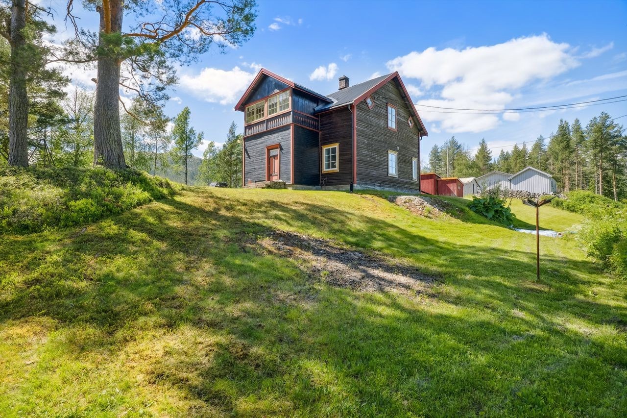 Boligen ligger på en høyde med helling rundt. Galleribilde