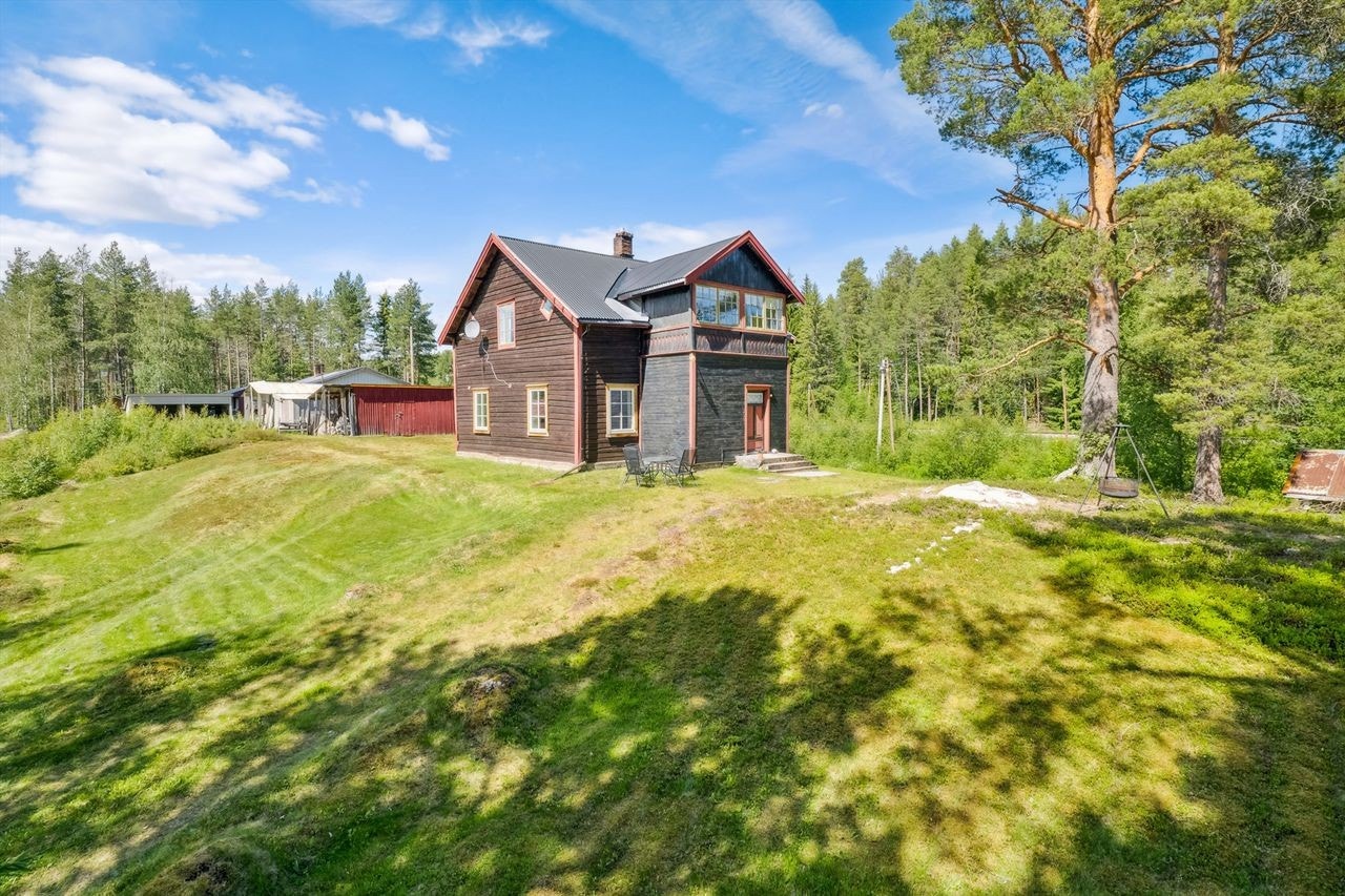 Eldre enebolig, delvis oppusset i 2020, med fin beliggenhet langs Glomma. Galleribilde