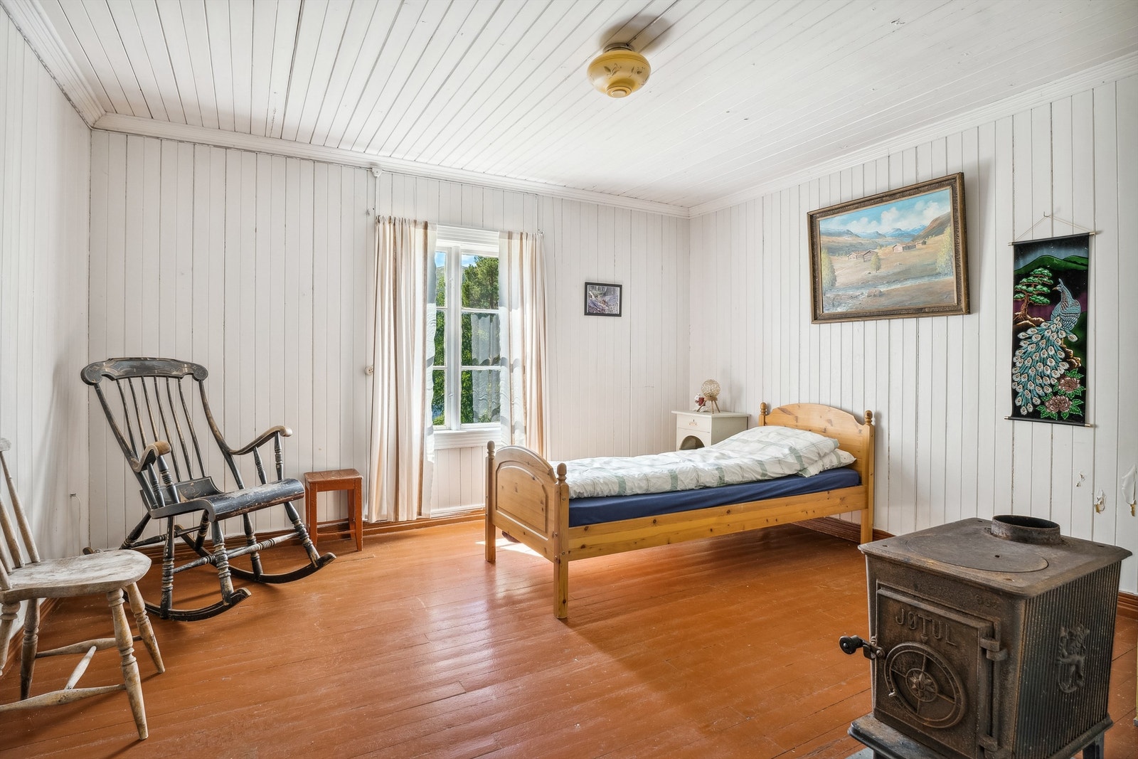 Soverom 2 i 2. etasje - stort og sjarmerende. Galleribilde