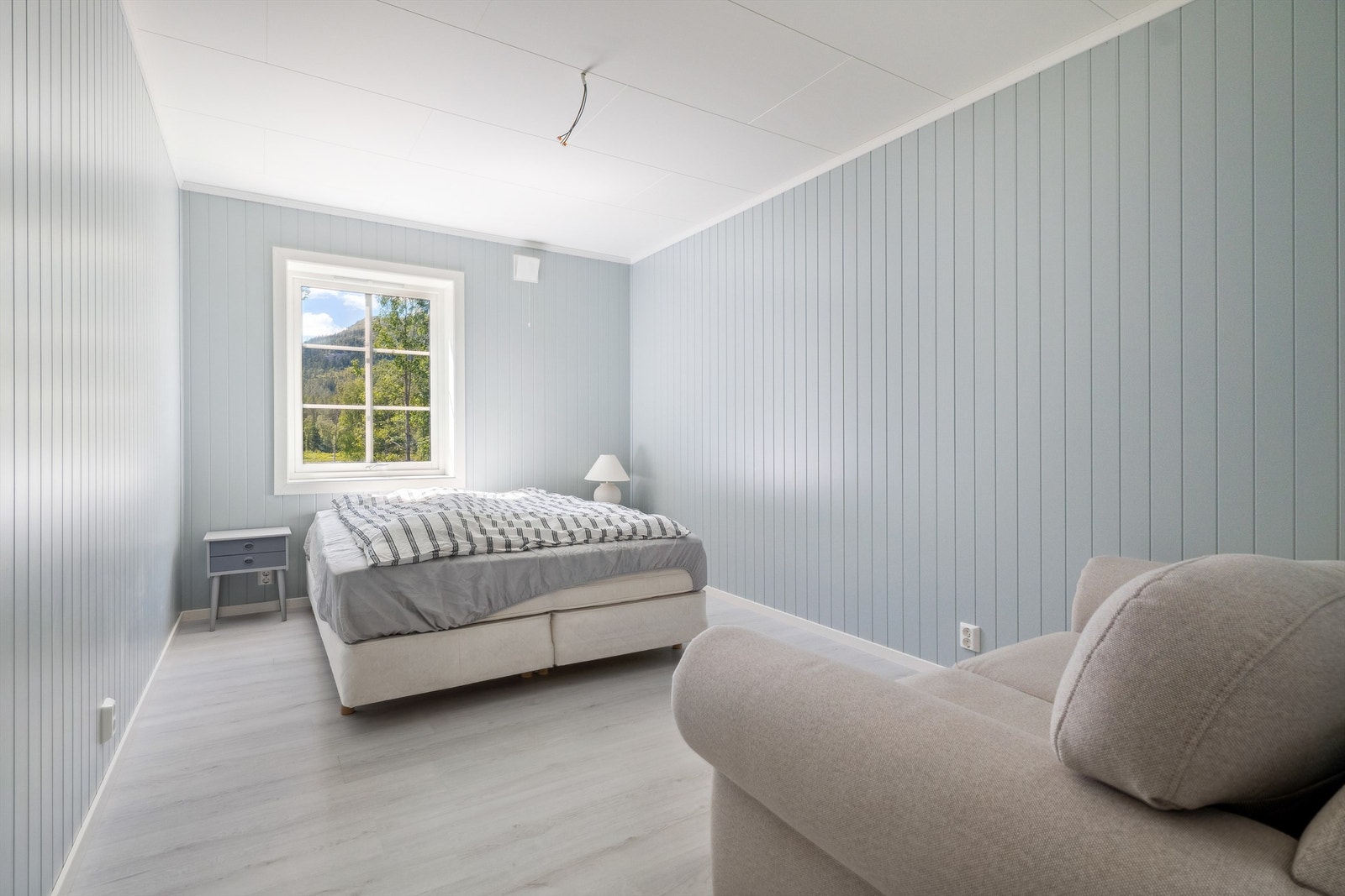 Soverom 1 ligger på hovedplan og er nyoppusset i lyse og harmoniske farger. Galleribilde