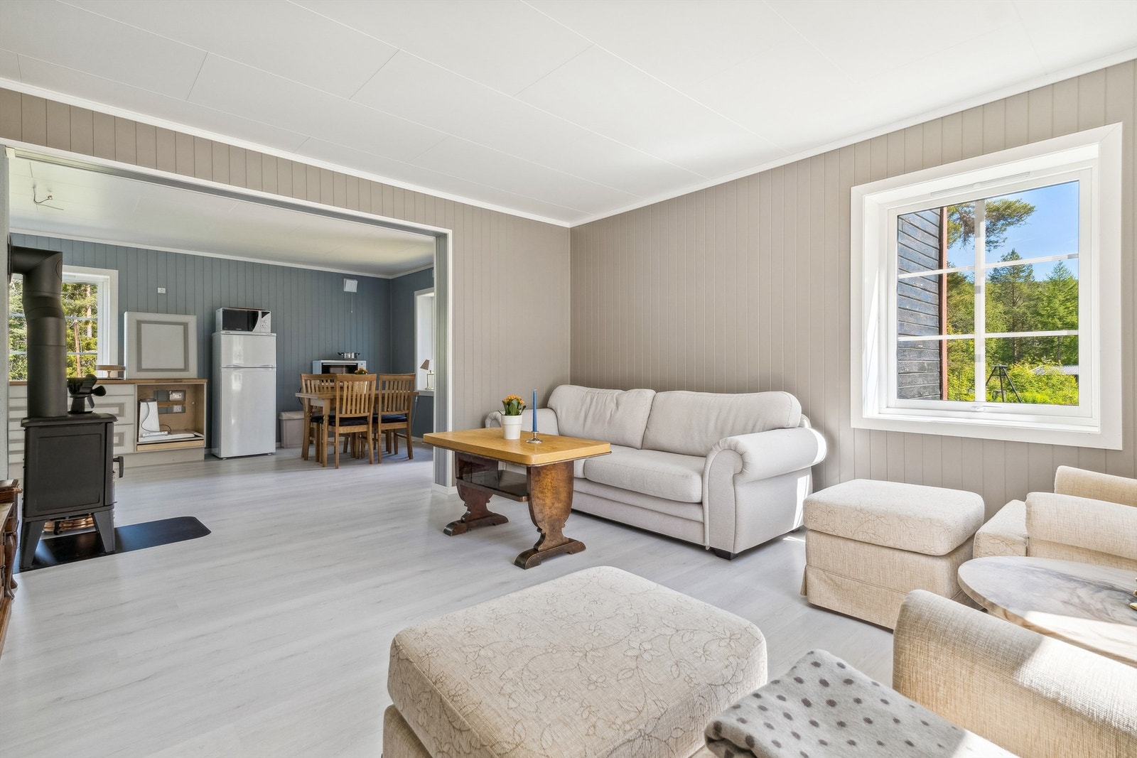 Det er nye overflater, nye vinduer, etterisolering samt lagt vannbåren varme i hele 1. etasjen. Galleribilde