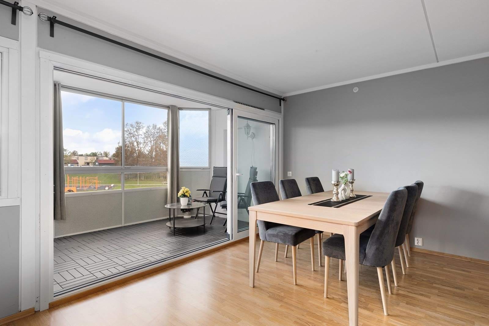 Balkongen blir en forlengelse av stuen med stor skyvedør. Galleribilde