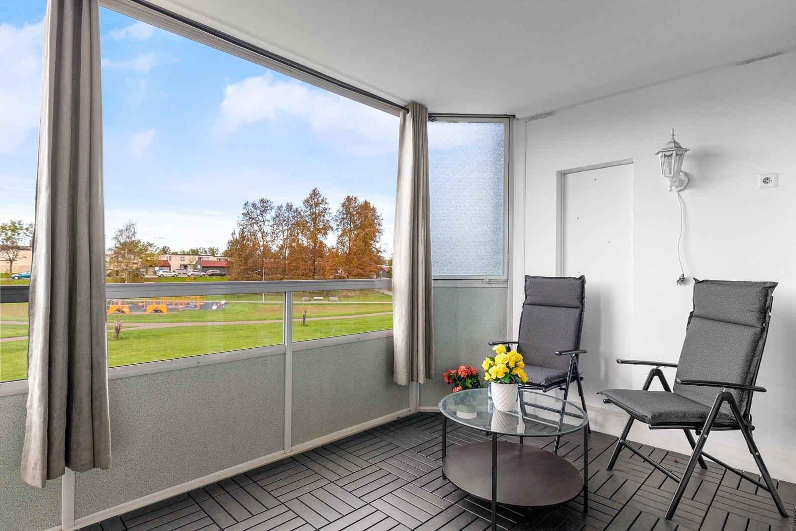 Innglasset balkong med fin utsikt ut mot grøntarealer. Galleribilde