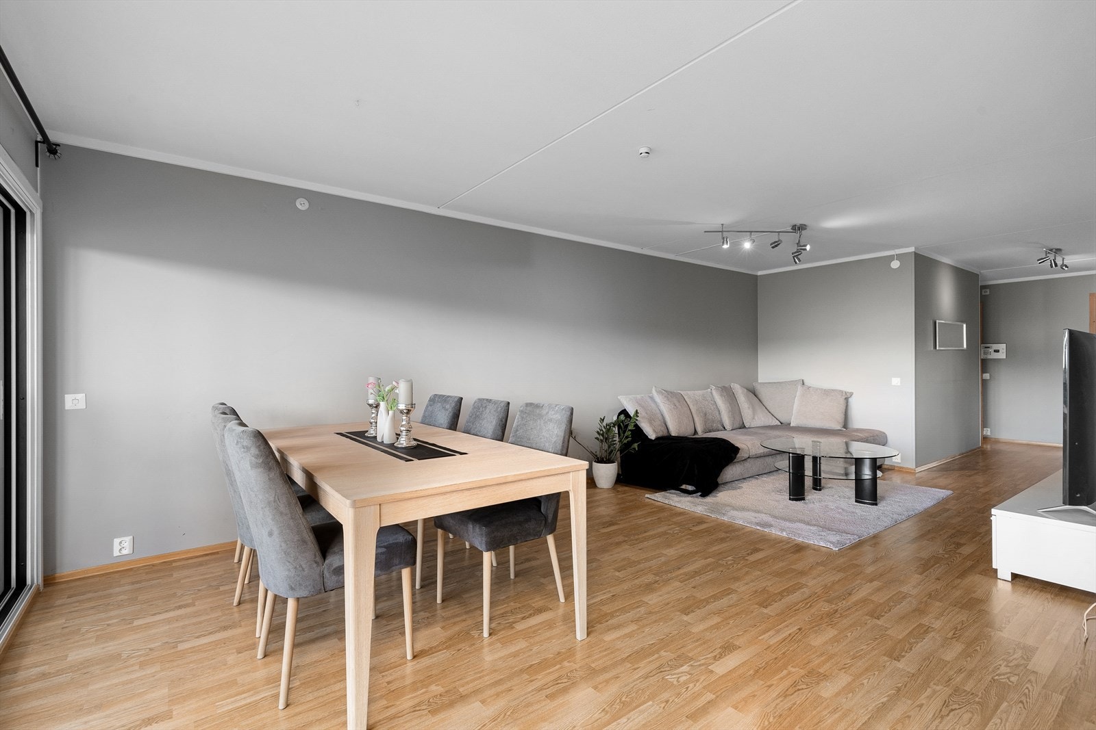 Lys og minimalistisk stue med god plass til både sofaseksjon og spisebord. Galleribilde