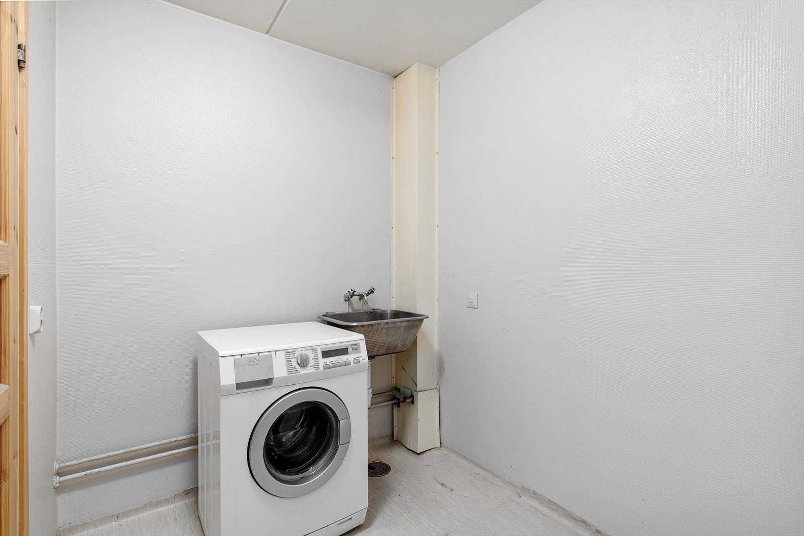 Enkelt og romslig vaskerom, et rom med mye potensiale. Galleribilde