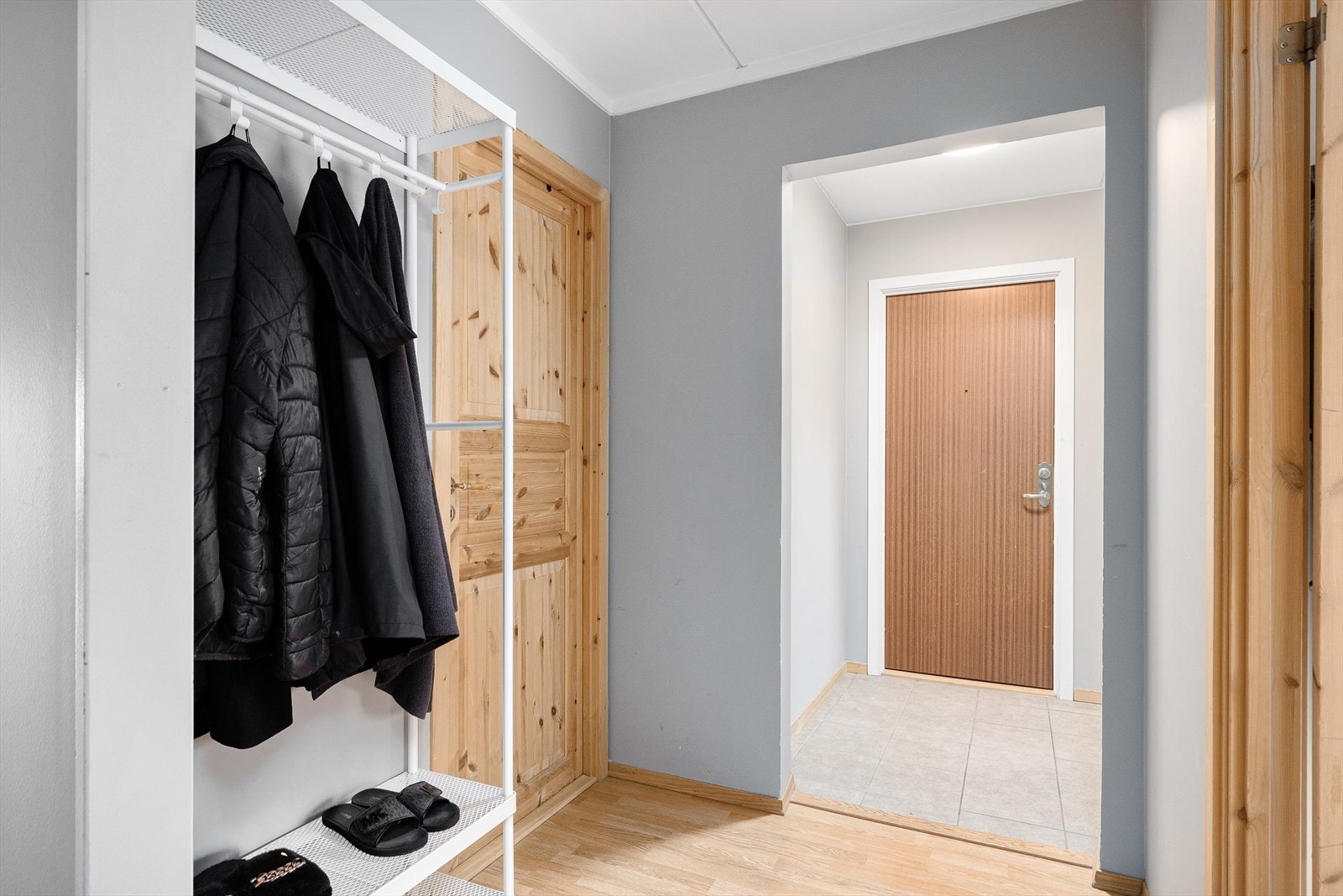 Praktisk gang/entré med plass for oppheng av yttertøy, samt flislagt yttergang. Galleribilde