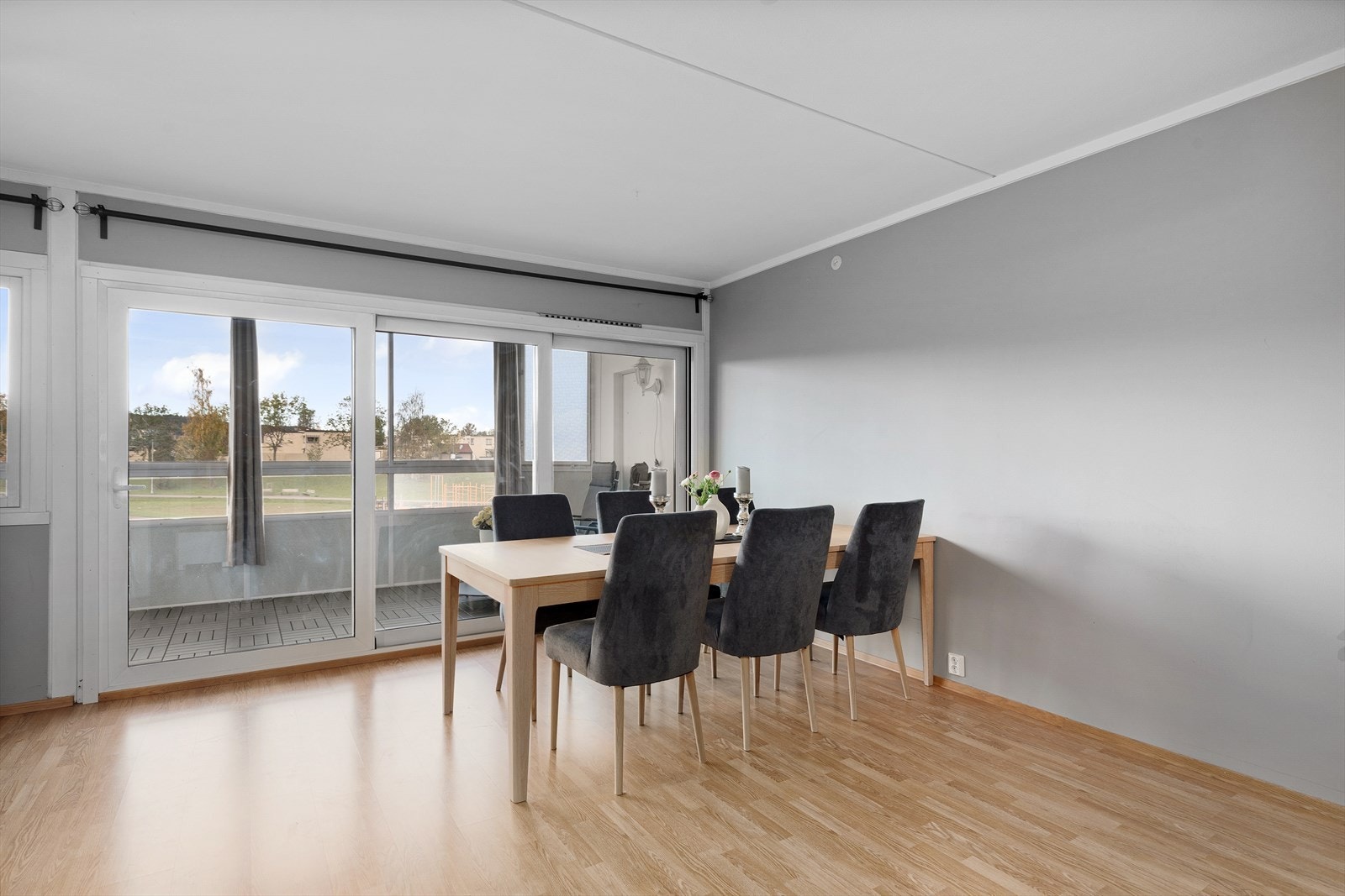 Hyggelig spiseplass med gode lysforhold Galleribilde