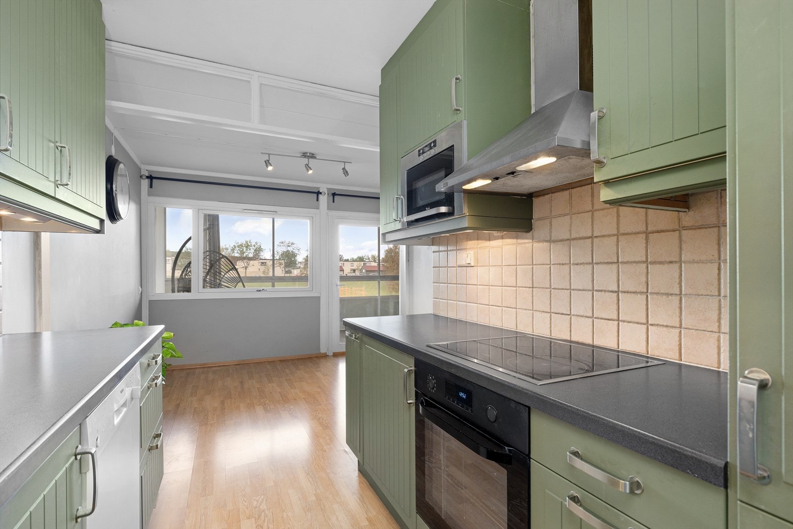 Kjøkkkenet inneholder nedfelt oppvaskkum i stålm Siemens glasskeramisk platetopp, Whirlpool mikrobølgeovn og Samsung stekeovn. Integrert kjøle/fryseskap. Galleribilde