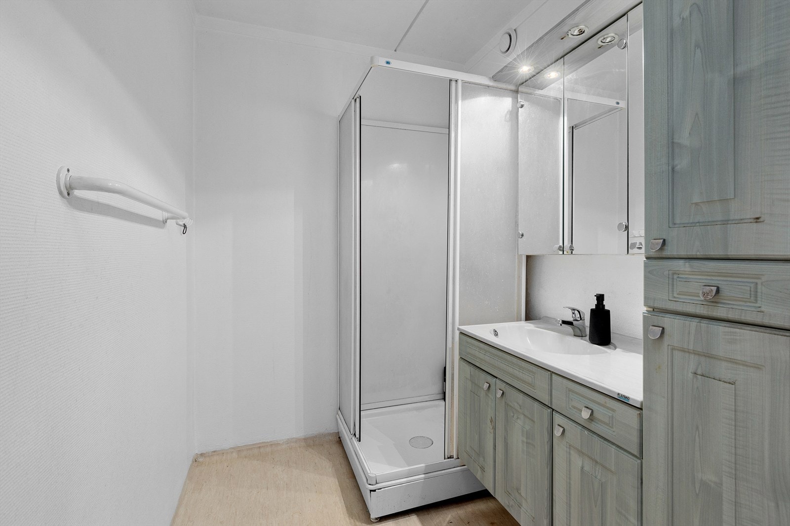 Til info skal badet renoveres i regi av borettslaget i nærmeste fremtid, en flott mulighet for deg som ny eier å få en flunkende nytt bad. Galleribilde