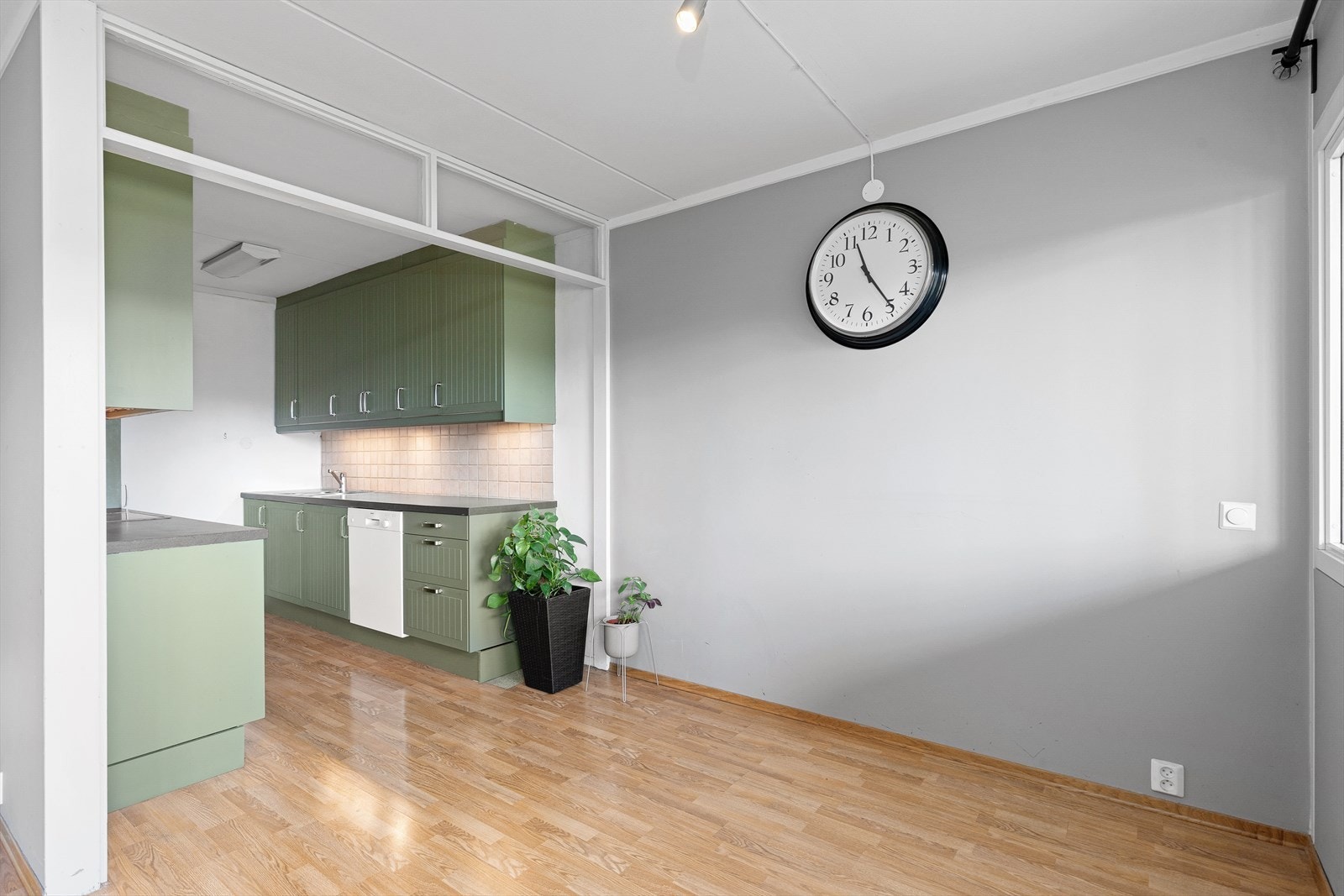 Delvis åpen løsning mellom stue og kjøkken Galleribilde