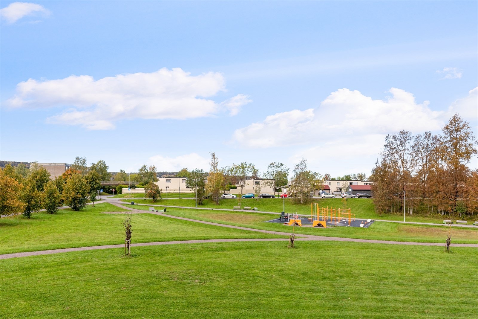 Fin utsikt over nærmiljø og svært gode solforhold. Galleribilde