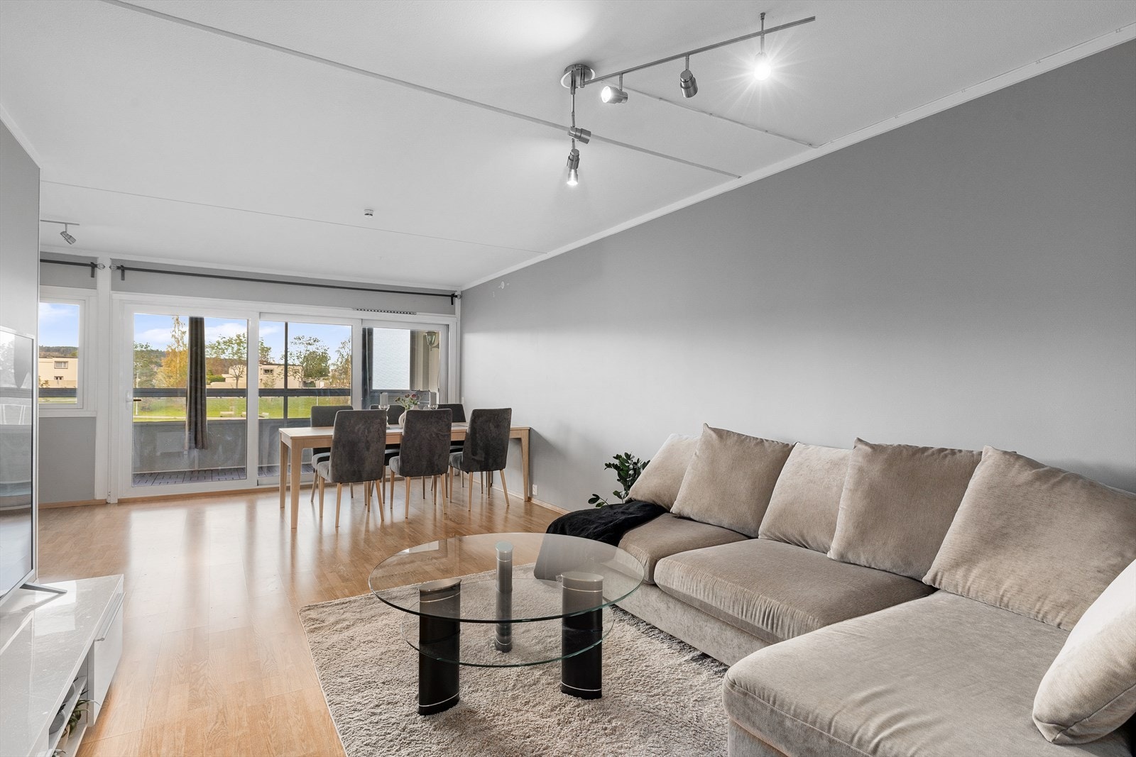 Romslig stue med store vindusflater Galleribilde