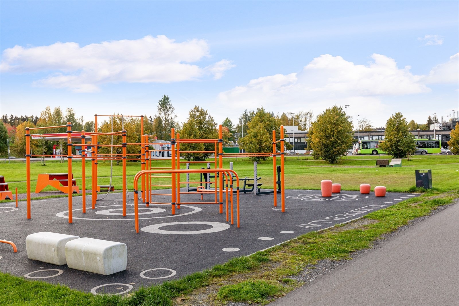 Grønne omgivelser - Kort vei til bussholdeplass Galleribilde