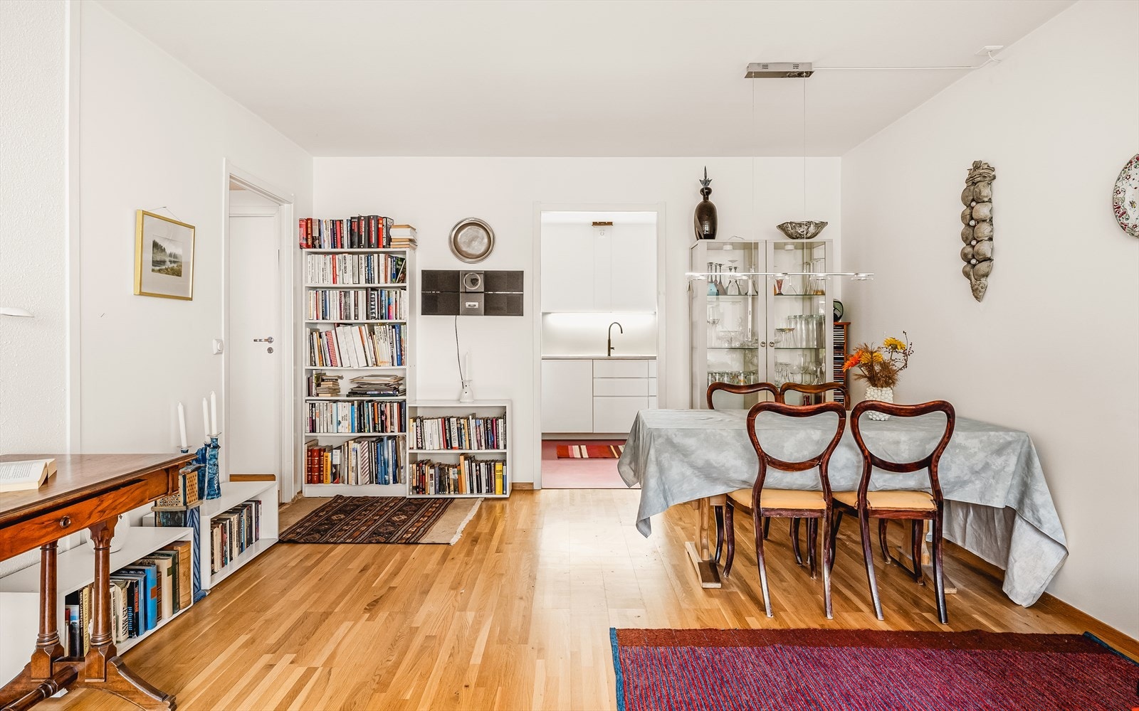 God plass til spisebord med plass til familie og venner. Enkel tilgang til kjøkkenet, men føles fortsatt adskilt. Galleribilde