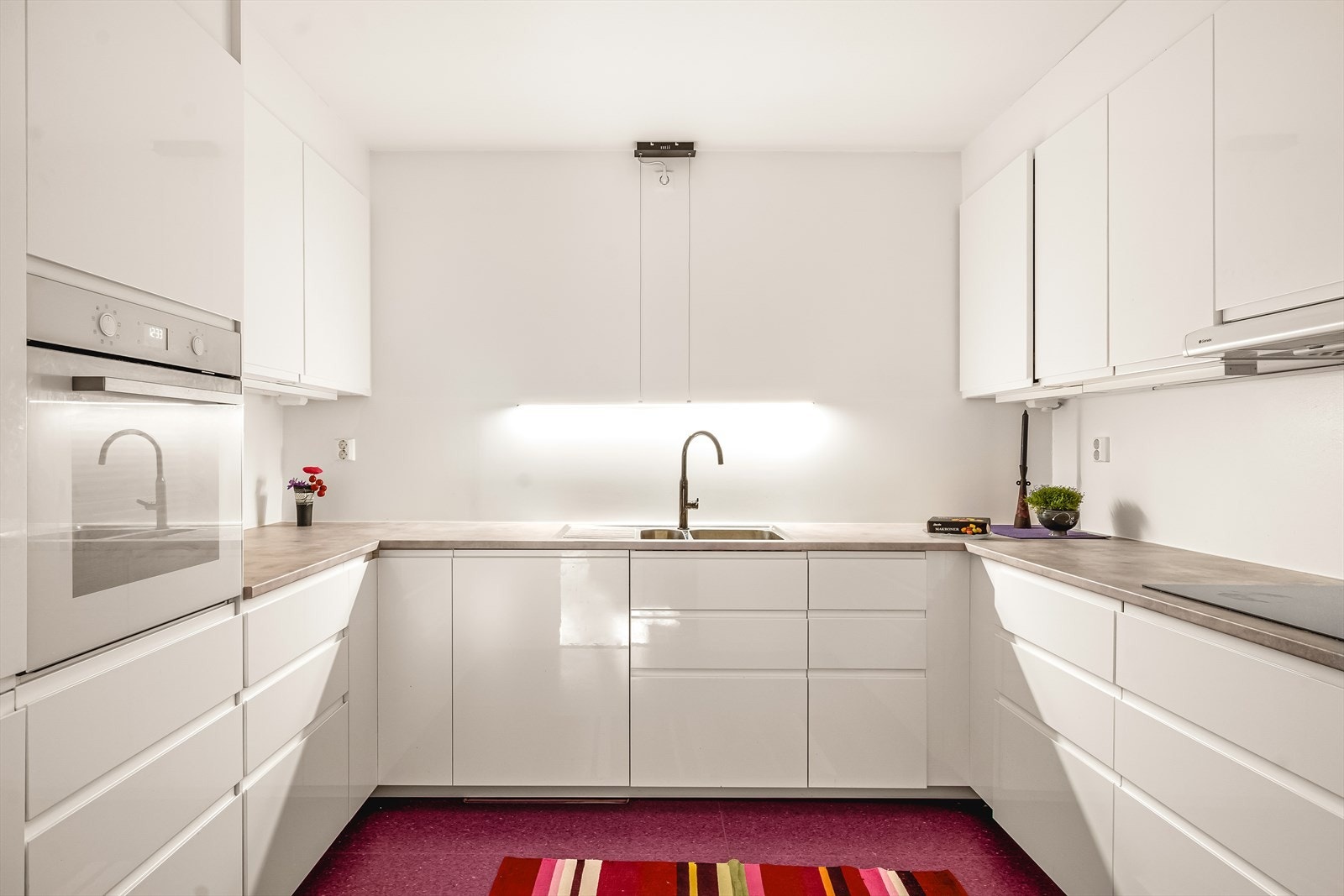 Kjøkken levert fra IKEA i 2020, oppleves romslig og har god plass til matlaging Galleribilde