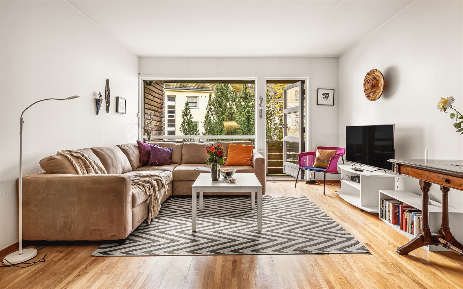 Velkommen til Asbjørnsens gate 10 - en sjarmerende 3-roms leilighet i hjertet av Danmarksplass. Galleribilde