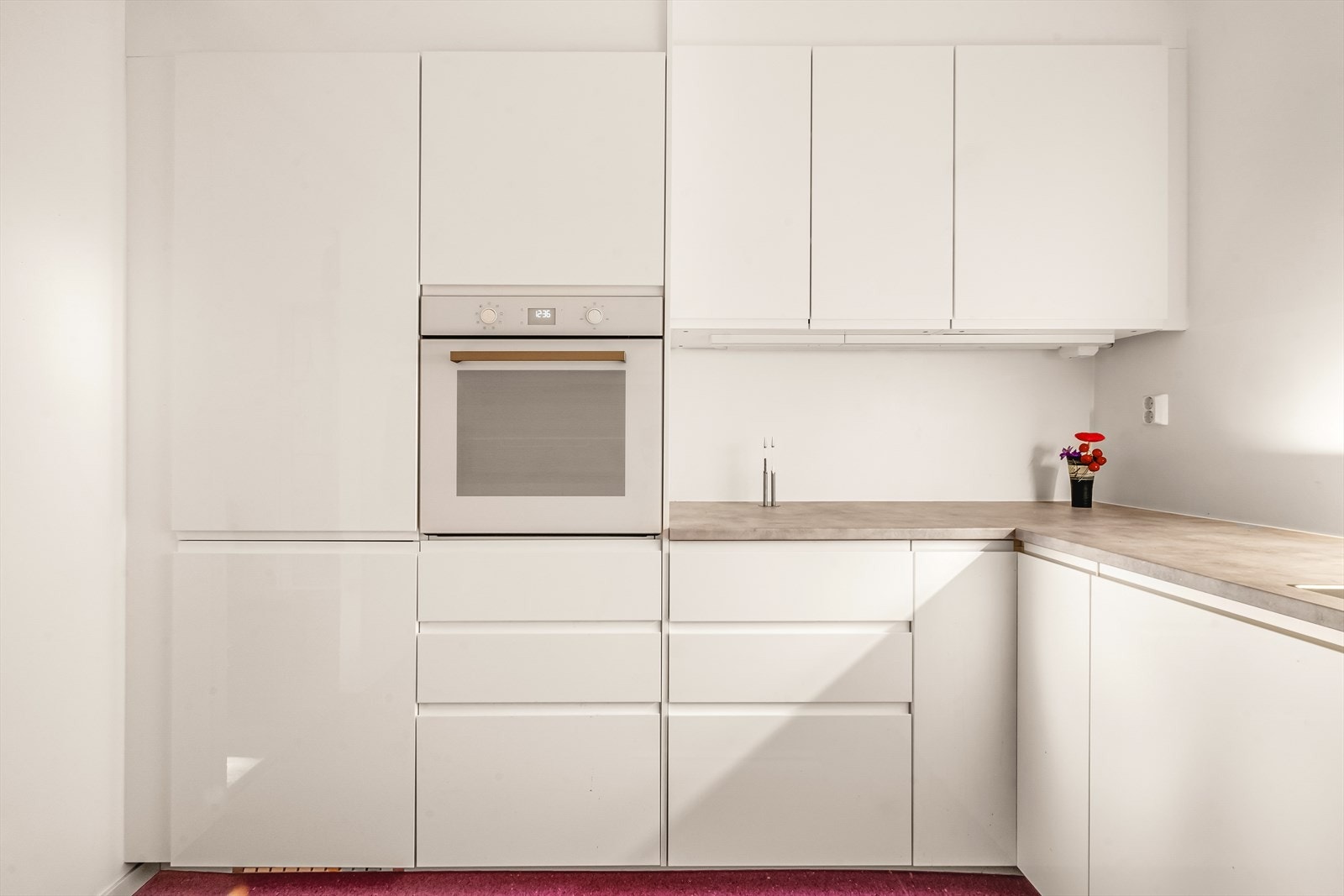 Plenty av lagringplass i skuffer og overskap. Galleribilde