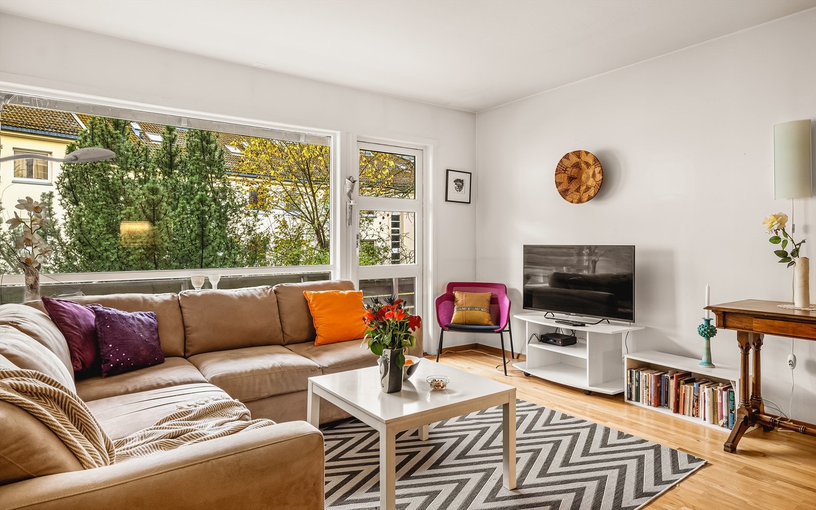 Leiligheten har en romslig og luftig stue på 25 kvm - god plass til sofa, spisebord og annen møblering man ønsker. Galleribilde