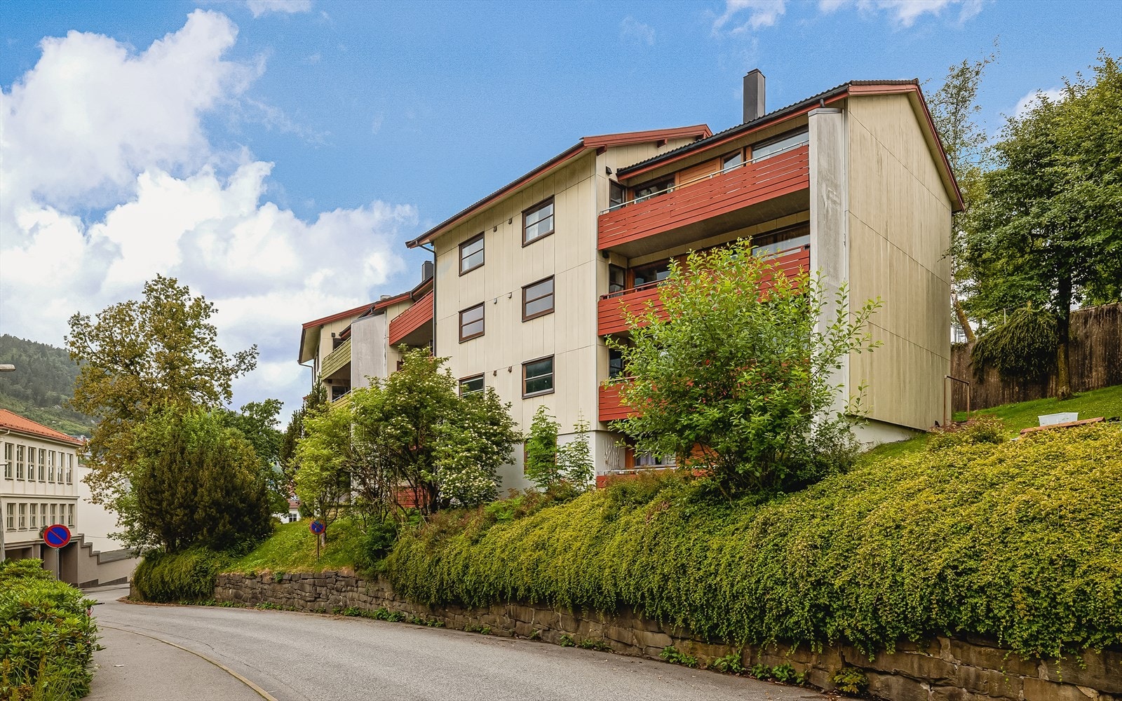 Bygget sett fra nedsiden av veien Galleribilde